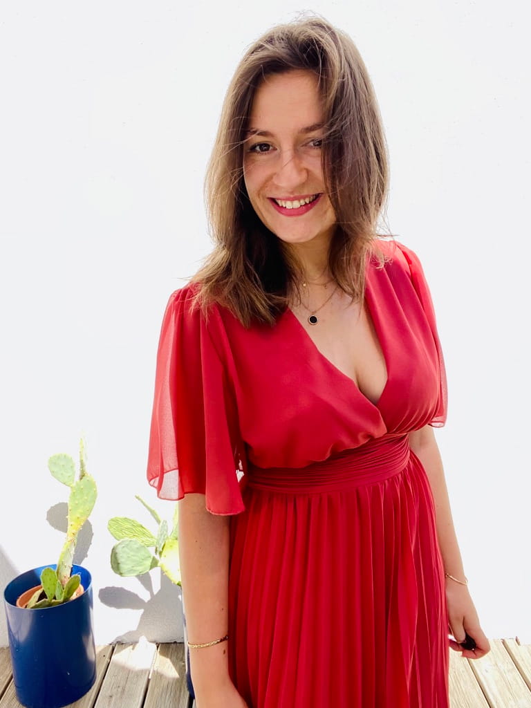Mathilde en robe rouge