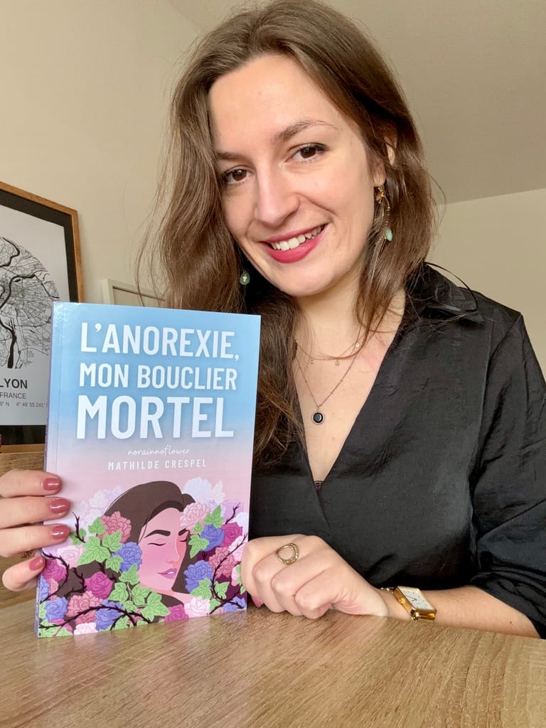 Mathilde avec son livre L'anorexie, mon bouclier mortel