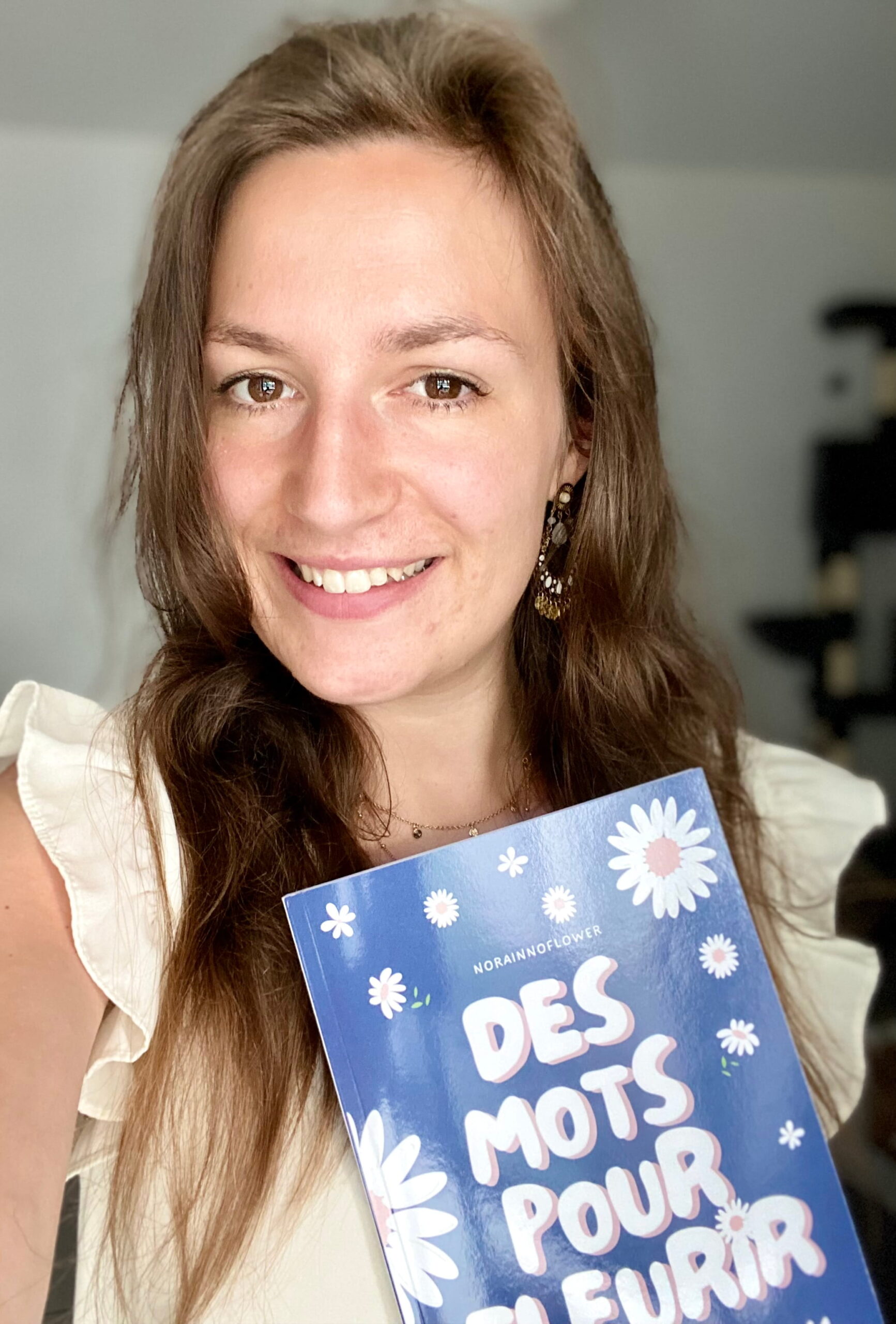 Mathilde avec son livre Des mots pour fleurir